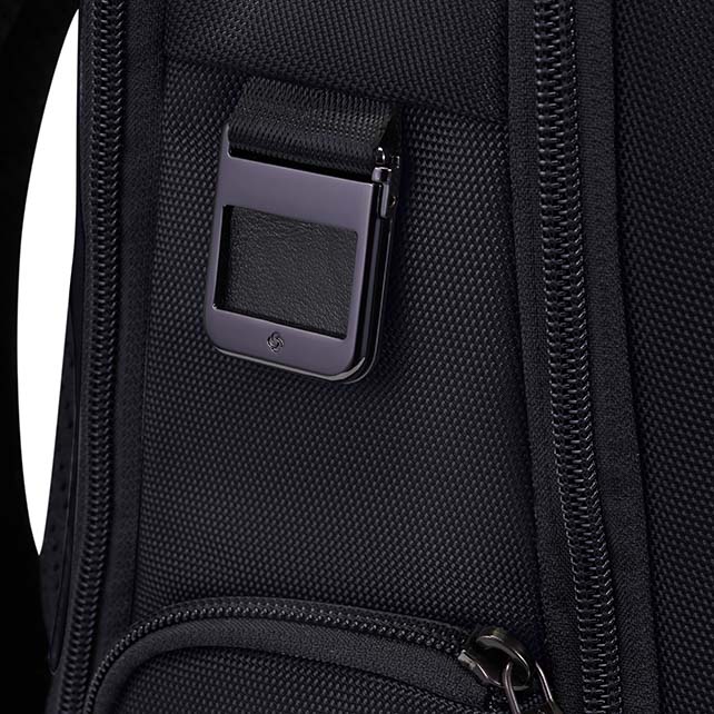 URBAN-EYE DLX กระเป๋าเป้ใส่โน๊ตบุ๊กขนาด 15.6 นิ้ว